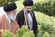 تصویری از رهبر انقلاب در کنار امام شهید