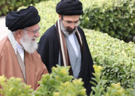 تصویری از رهبر انقلاب در کنار امام شهید