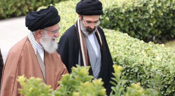 تصویری از رهبر انقلاب در کنار امام شهید