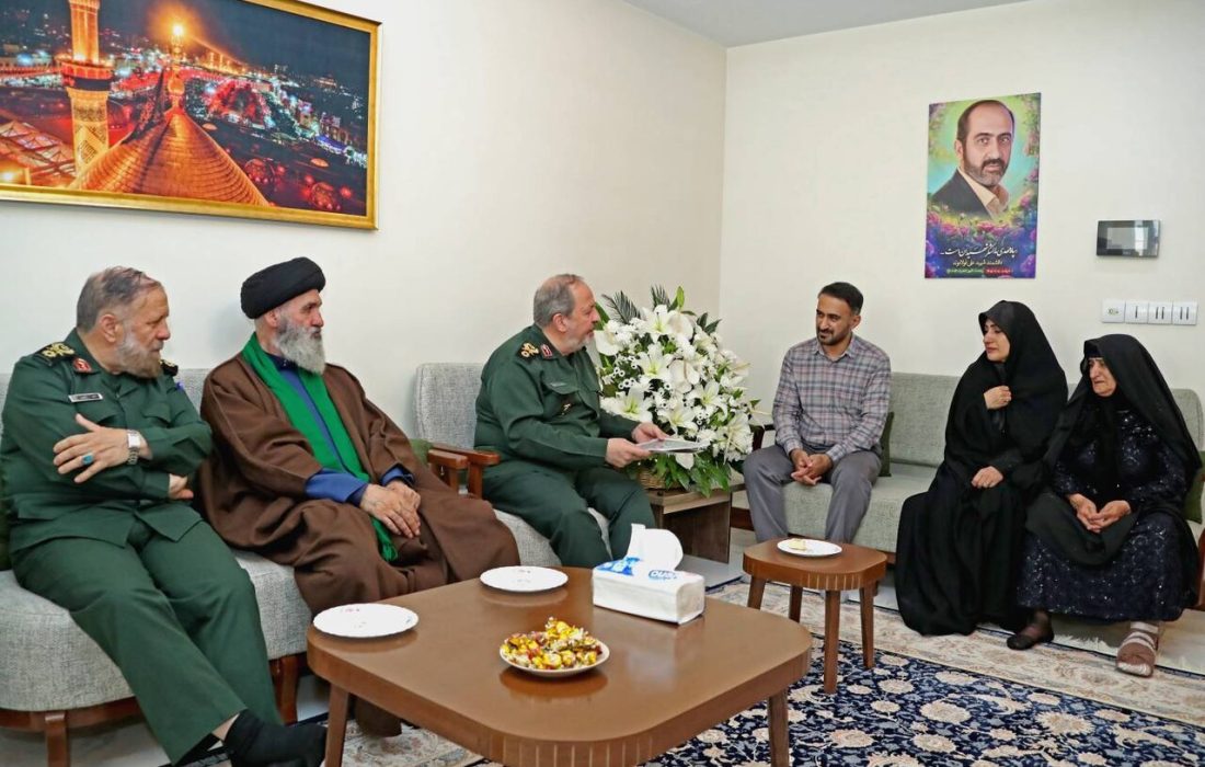 سرپرست وزارت دفاع با خانواده شهید علی فولادوند دیدار کرد