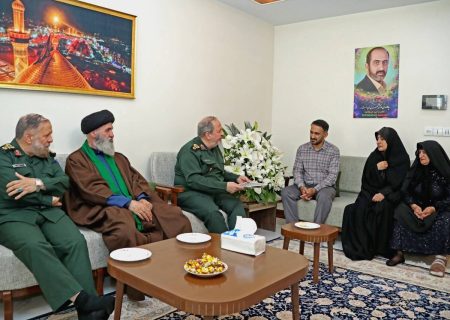 سرپرست وزارت دفاع با خانواده شهید علی فولادوند دیدار کرد